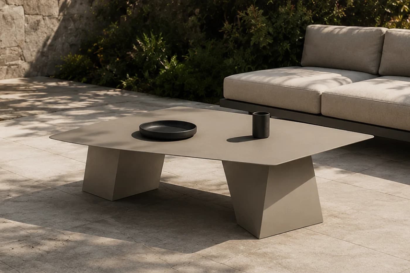 Détail des tables Monolithe : plateau effilé et piètements taillés en facettes